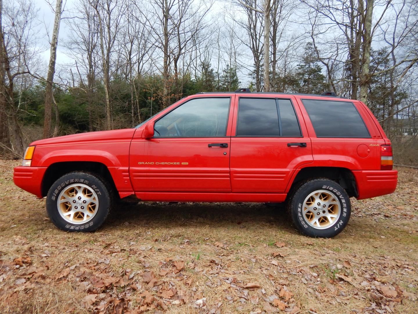 1996 RED /Tan Leather Jeep Grand Cherokee Limited 4WD (1J4GZ78Y6TC) with an 5.2L V8 OHV 16V engine, 4-Speed Automatic Overdrive transmission, located at 6528 Lower York Road, New Hope, PA, 18938, (215) 862-9555, 40.358707, -74.977882 - Here we have a 1996 Jeep Grand Cherokee with a 5.2L V8 putting power to a 4x4 automatic transmission. Options include: tan leather with wood trim, heat/AC, AM/FM/CD/TAPE radio, tilt steering wheel, cruise control, heated front seat, moon roof, power windows/locks/mirrors, roof rack, fog lights, tow - Photo#1